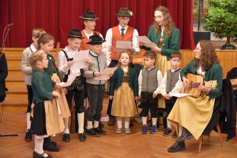 Mit den Burschen und Dirndl der Kinder- und Jugendgruppe hatte Jugendleiterin Anna Möckl (r.) ein Lied vorbereitet. Sie haben damit die Besucher des Raßreuther Advents sowohl beeindruckt als auch überrascht. (Foto: Hauzeneder)