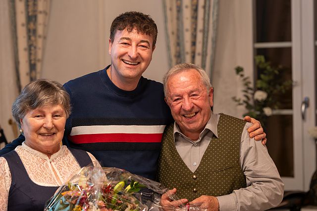 Mit seiner Frau Hilda und vielen Gästen feierte Adolf Möckl seinen 80. Geburtstag. Zu den Gratulaten zählte auch Pfarrer Alexander Aulinger. (Foto: Martin Möckl)