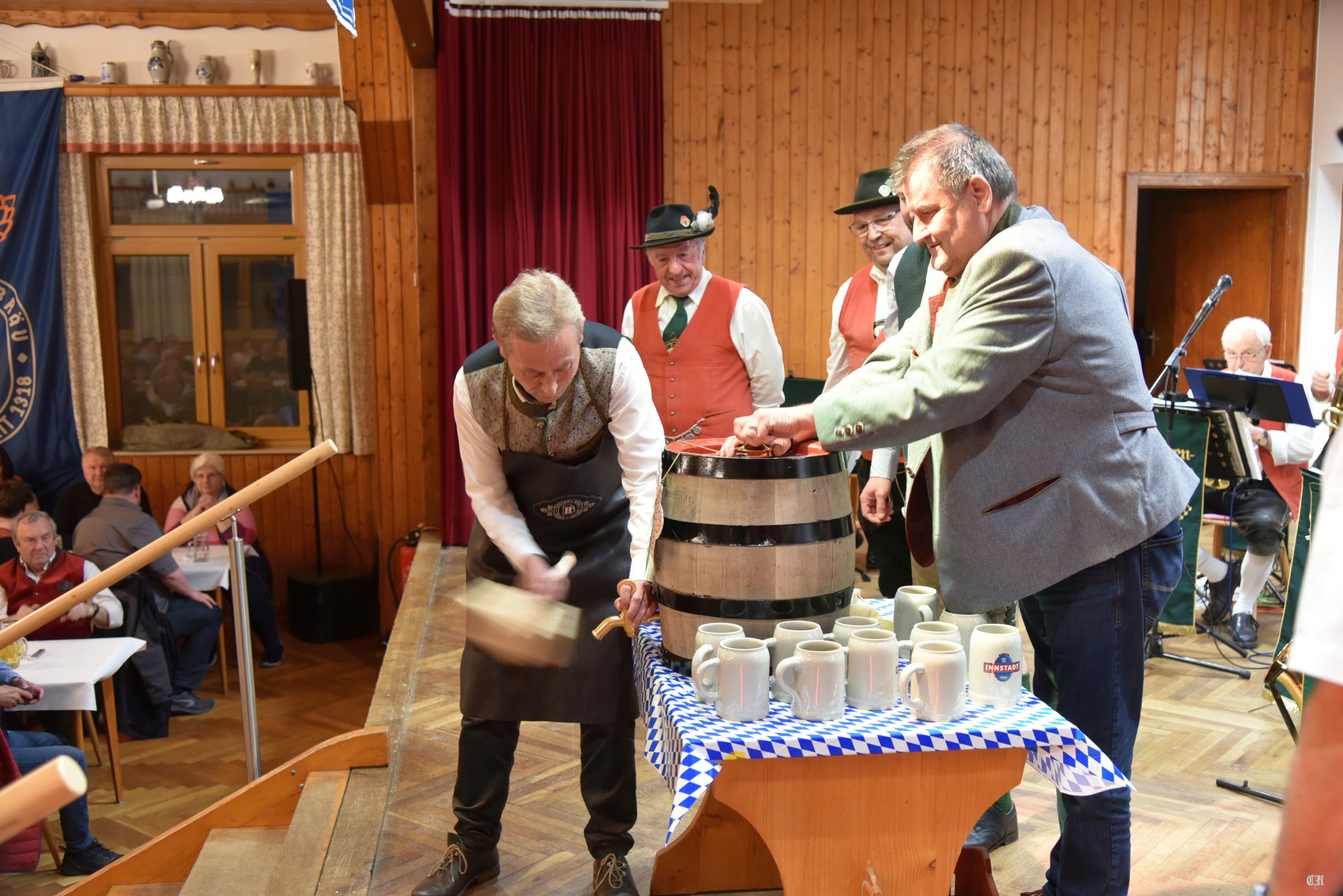 Er hat es noch nicht verlernt! Gekonnt zapfte der frischgebackene Bundestagsabgeordnete Hans Koller das erste Fass Starkbier im Trachtensaal an. (Fotos Hauzeneder) Derblecka mit starken Sprüchen beim Starkbierfest in Raßreuth